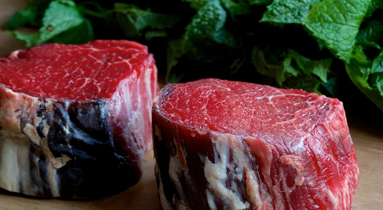 Hochwertiges rohes Rindfleisch – Premium-Cuts im Roomsteak Grillhouse Starnberg