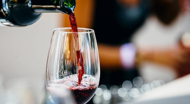 Rotwein im Glas – ausgewählte Weine im Roomsteak Grillhouse Starnberg